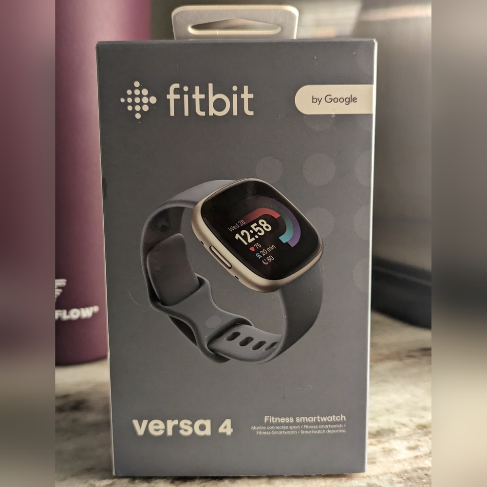 EUC Fitbit Versa 4 blue/silver bezel + 2 bands